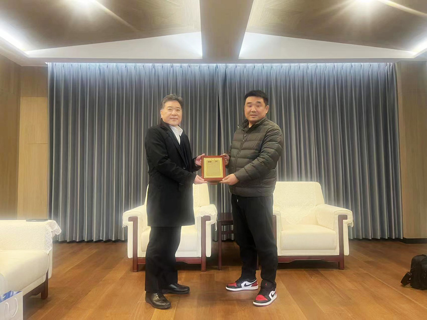 OTC海外事業(yè)部長(zhǎng)，中國(guó)區(qū)董事長(zhǎng)、副總、機(jī)器人部部長(zhǎng)，營(yíng)業(yè)擔(dān)當(dāng)親自頒獎(jiǎng)